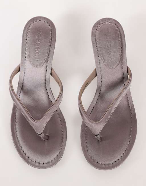 Topshop Axel tå-thong sandal med mellemhøj hæl i grå satin, 2 af 4