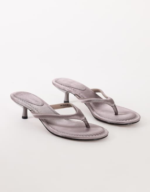 Topshop Axel tå-thong sandal med mellemhøj hæl i grå satin, 3 af 4