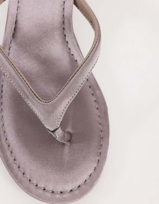 Topshop Axel tå-thong sandal med mellemhøj hæl i grå satin, 4 af 4