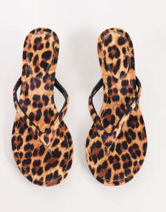 Model wearing Axel toe thong mid heel sandal in leopard print satin
