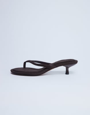 Topshop - Axel - Zehenstegsandalen in Braun mit mittelhohem Absatz-Brown