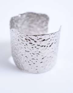 Model wearing Bala stainless steel cuff hammered bracelet in silver