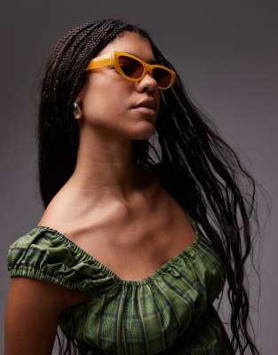 Topshop - Bali - Schmale, eckige Cat-Eye-Sonnenbrille in Gelb