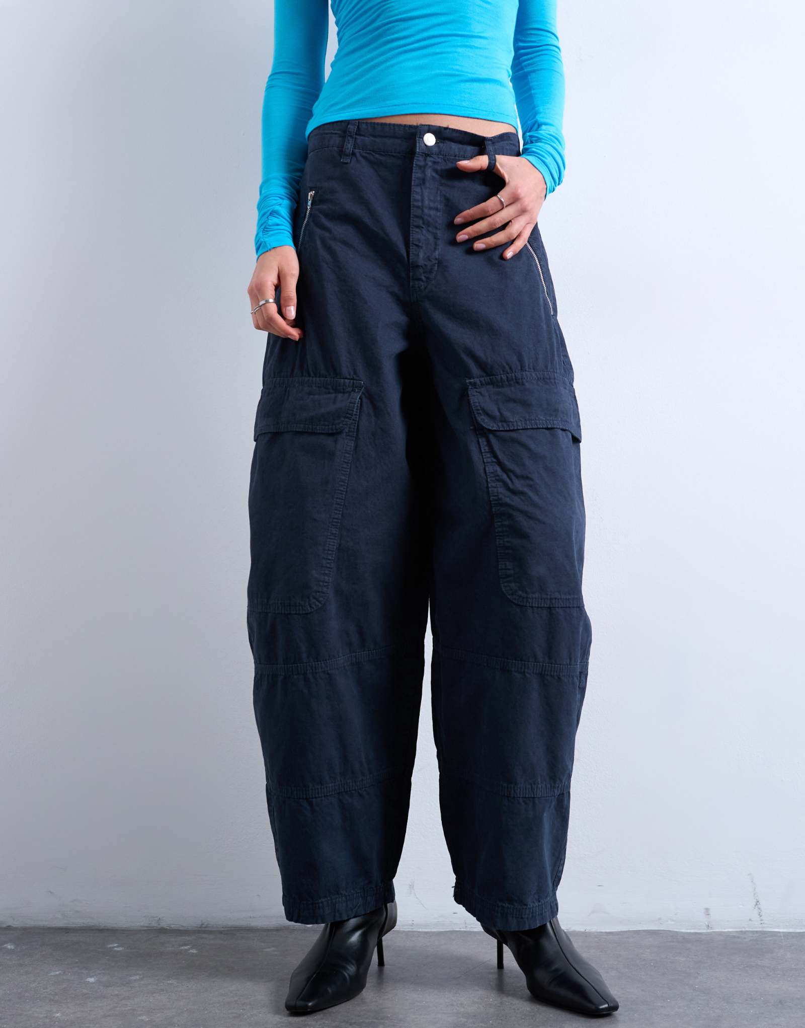 Брюки-карго Topshop balloon с застежкой-молнией и карманами цвета древесного угля