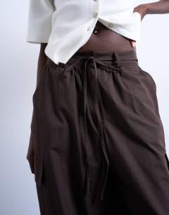 Model wearing Balloon cargo trouser in chocolate