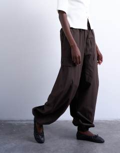 Model wearing Balloon cargo trouser in chocolate