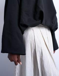 Model wearing Balloon hem sweat in black