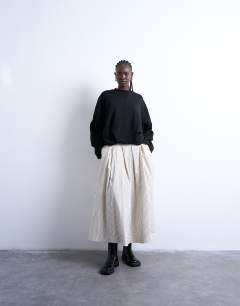 Model wearing Balloon hem sweat in black