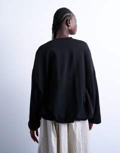 Model wearing Balloon hem sweat in black