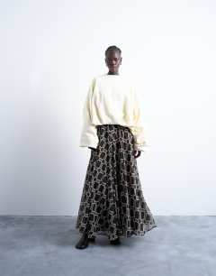 Model wearing Balloon hem sweat in ecru