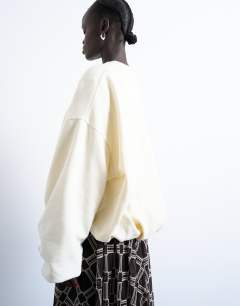 Model wearing Balloon hem sweat in ecru