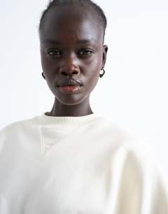 Model wearing Balloon hem sweat in ecru