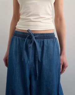 Model wearing Balloon jean in vintage blue