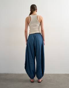 Model wearing Balloon jean in vintage blue