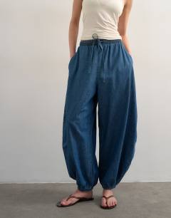 Model wearing Balloon jean in vintage blue