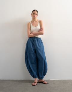 Model wearing Balloon jean in vintage blue