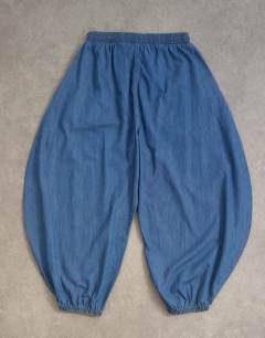 Model wearing Balloon jean in vintage blue