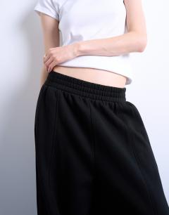 Model wearing Balloon jogger in black
