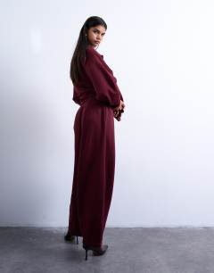 Model wearing Balloon jogger in burgundy