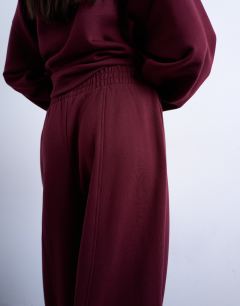 Model wearing Balloon jogger in burgundy