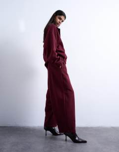 Model wearing Balloon jogger in burgundy