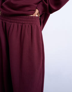 Model wearing Balloon jogger in burgundy