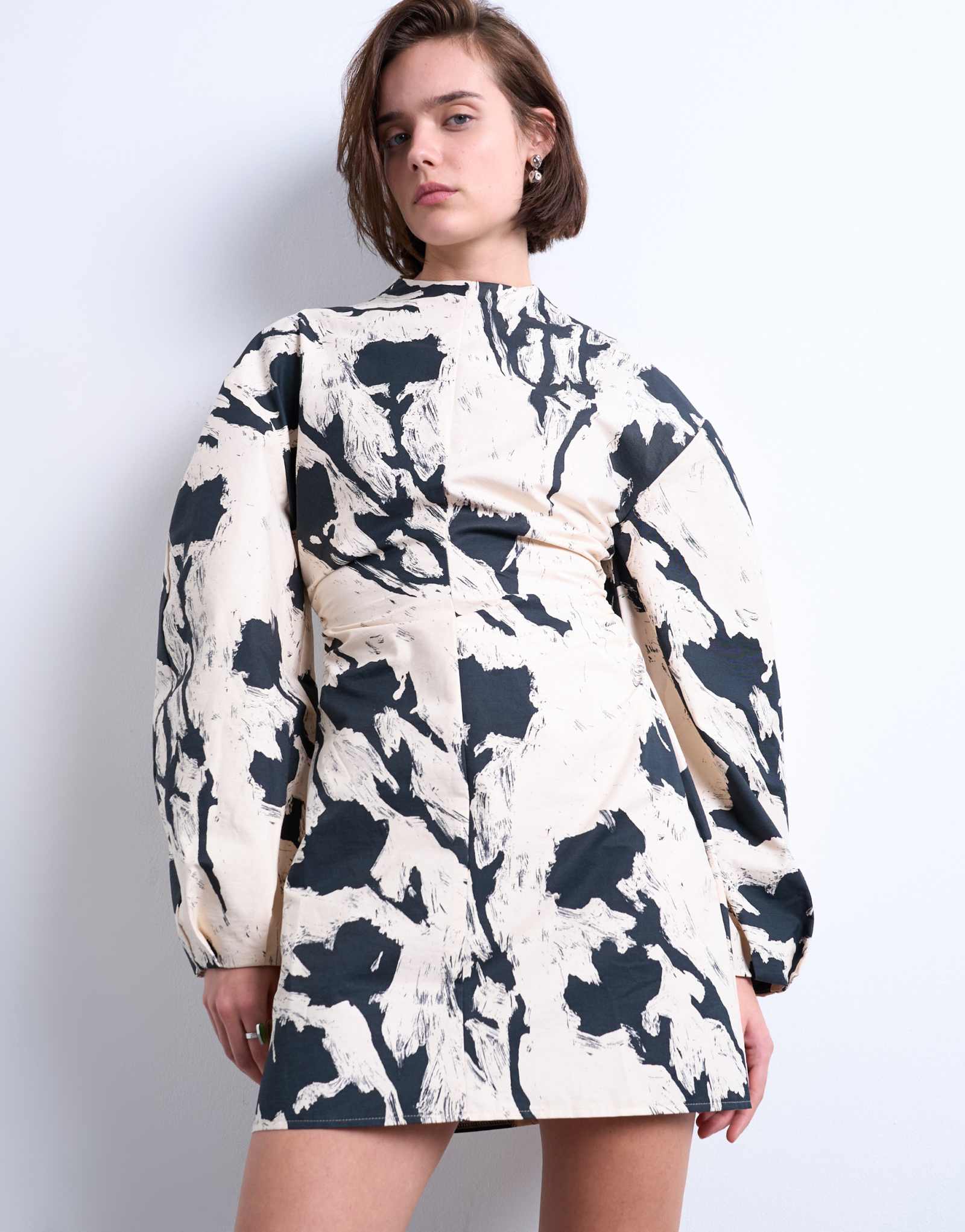 Мини-платье с завышенной талией и рукавами-баллонами от Topshop с черно-белым цветочным принтом