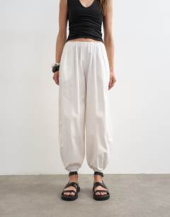 Model wearing Balloon trouser in white
