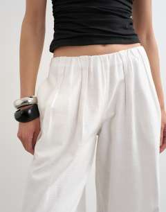 Model wearing Balloon trouser in white