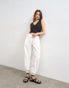 Model wearing Balloon trouser in white