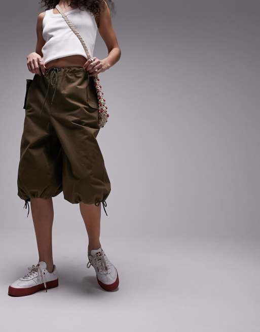 Topshop – Balonowe szorty o wydłużonym fasonie w kolorze khaki