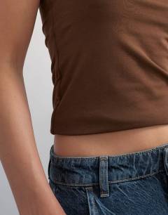 Model wearing Bandeau in chocolate
