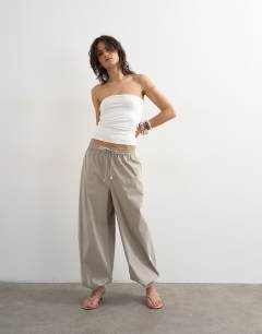 Model wearing Bandeau in white