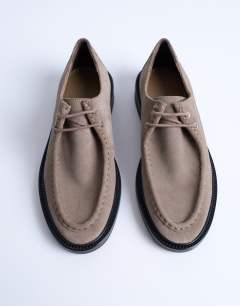 Model wearing Banks real suede leather lace up shoe in taupe