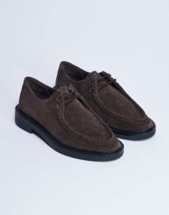 Model wearing Banks suede leather lace up shoe in chocolate