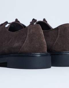 Model wearing Banks suede leather lace up shoe in chocolate