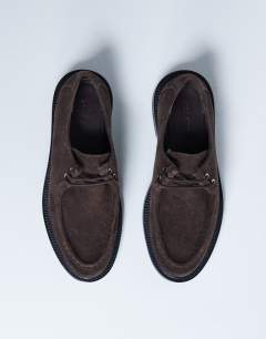 Model wearing Banks suede leather lace up shoe in chocolate