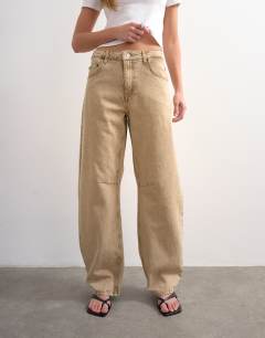 Model wearing Barrel high rise jean circular design in washed beige