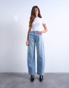Model wearing Barrel high rise jean in bleach