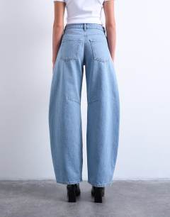 Model wearing Barrel high rise jean in bleach