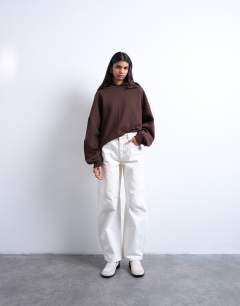 Model wearing Barrel high rise jean in bone