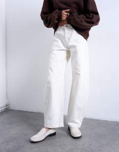 Model wearing Barrel high rise jean in bone