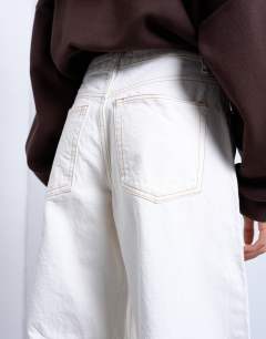Model wearing Barrel high rise jean in bone