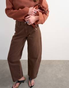 Model wearing Barrel high rise jean in chocolate