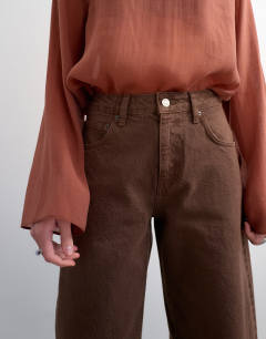 Model wearing Barrel high rise jean in chocolate