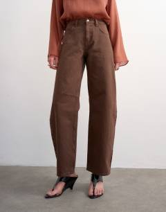 Model wearing Barrel high rise jean in chocolate