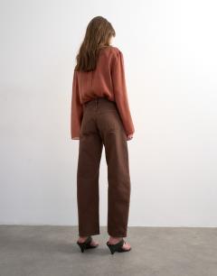 Model wearing Barrel high rise jean in chocolate
