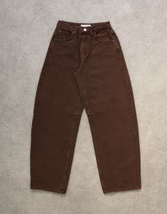 Model wearing Barrel high rise jean in chocolate