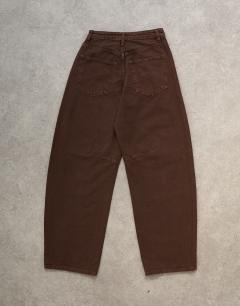 Model wearing Barrel high rise jean in chocolate