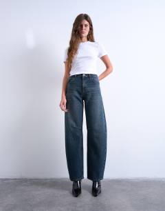 Model wearing Barrel high rise jean in deep blue